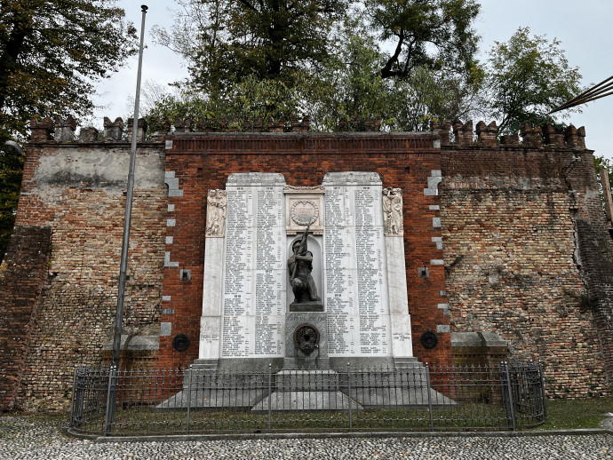 Resti delle antiche mura - Monumento ai caduti 