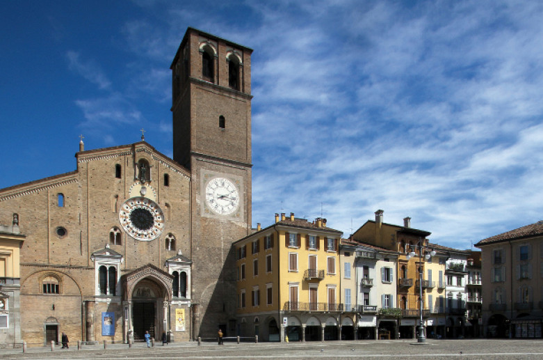 Piazza della Vittoria, Monumenti Lodi